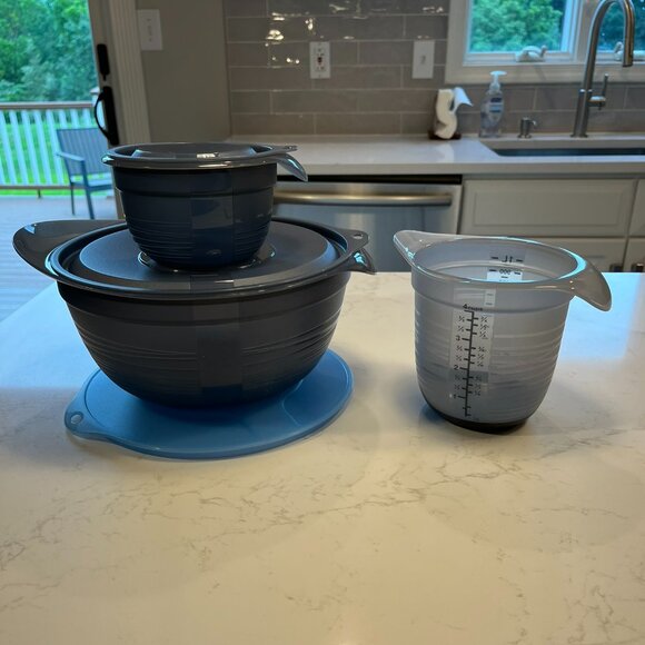 New Never Used Tupperware Mixing Bowls and Measuring Cup Set - Picture 15 of 16